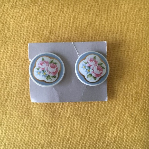 *HOST PICK* New Avon clip-on earrings - Picture 1 of 2